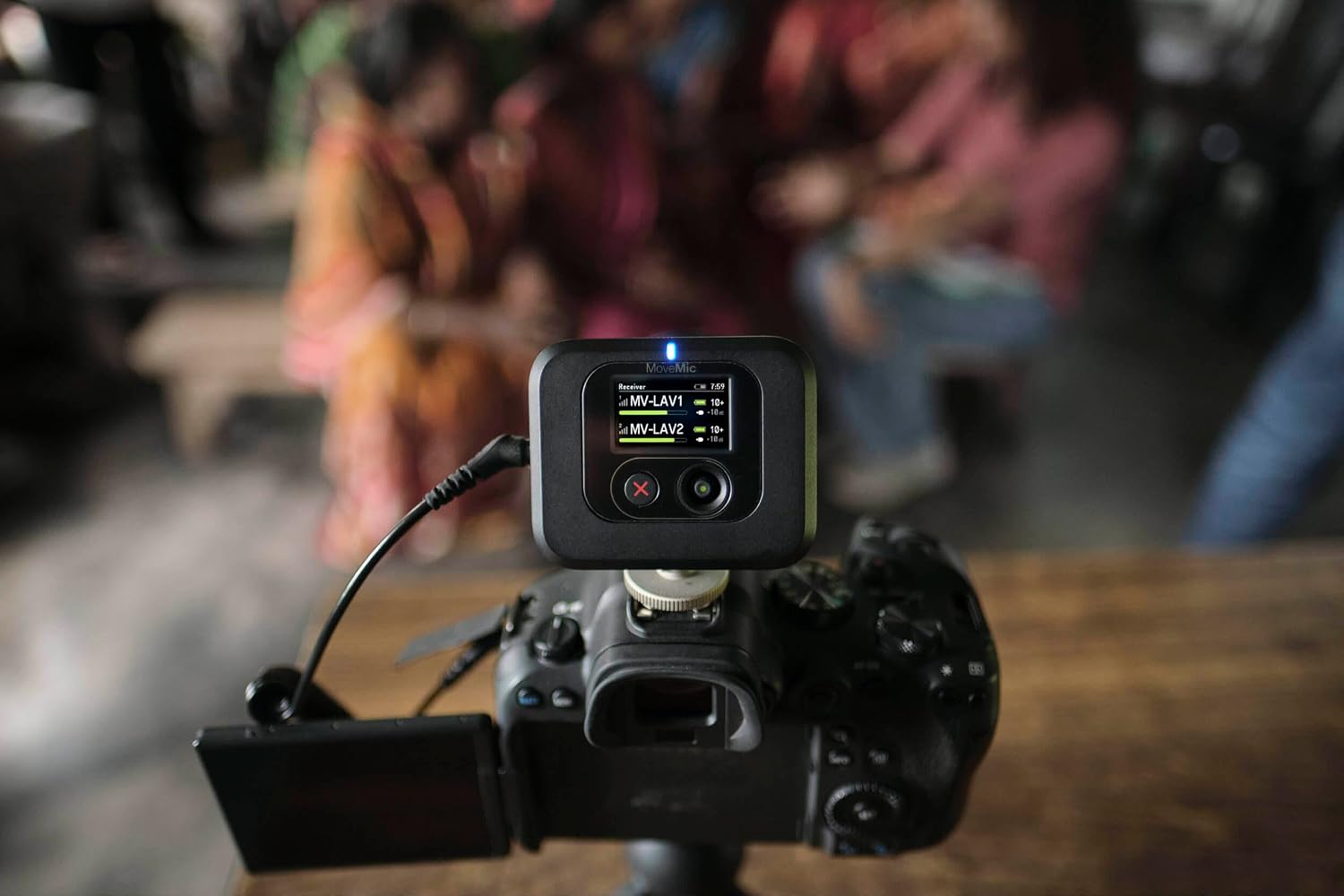 Shure MoveMic Receiver - Cold Shoe Mountable Camera Receiver for MoveMic Lavalier Microphones, Compatible with Most DSLR Cameras and Computers, for Mobile Content Creators (MV-R-Z7)