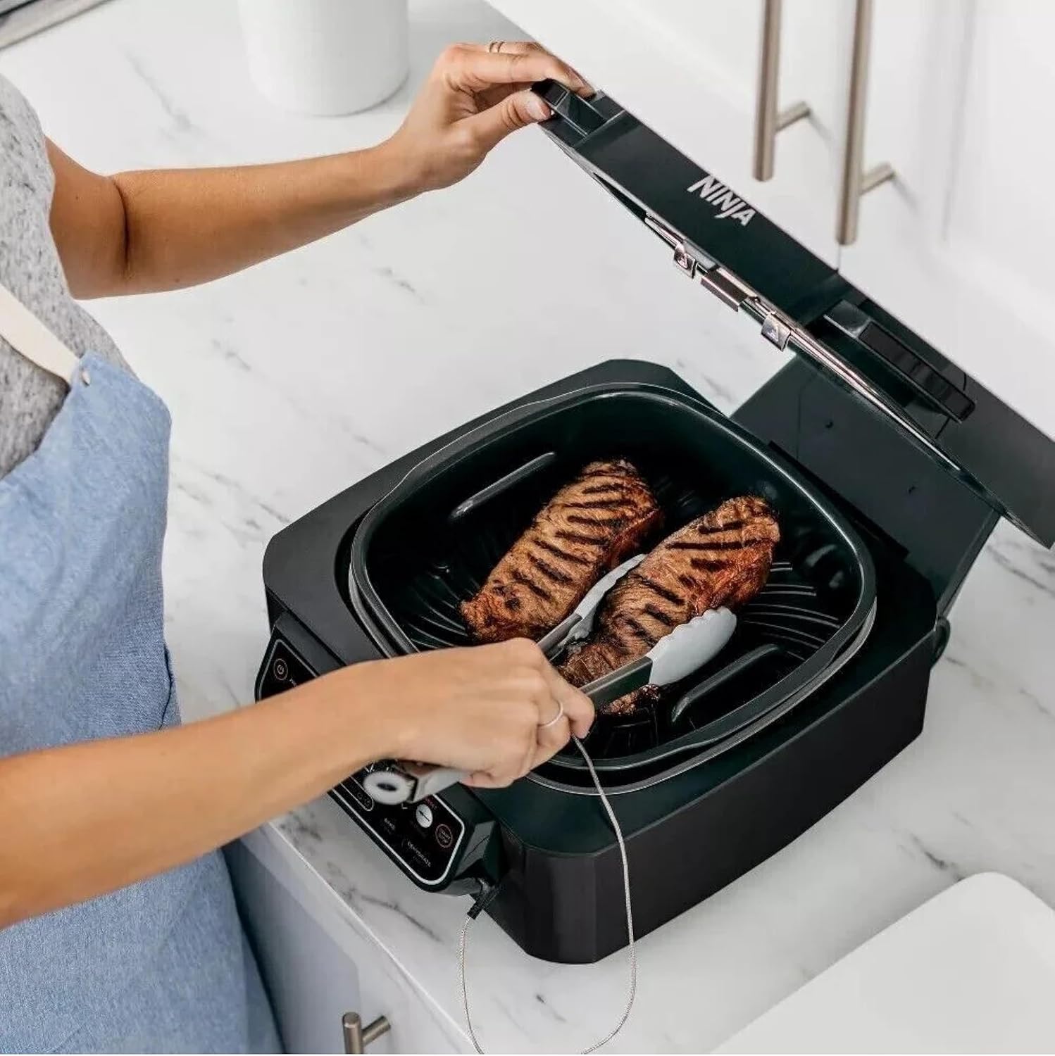 Ninja Foodi Pro 5-in-1 Indoor Integrated Smart Probe, 4-Quart Air Fryer, Roast, Bake, Dehydrate, an Cyclonic Grilling Technology, with 4 Steaks Capacity, in a Stainless Finish