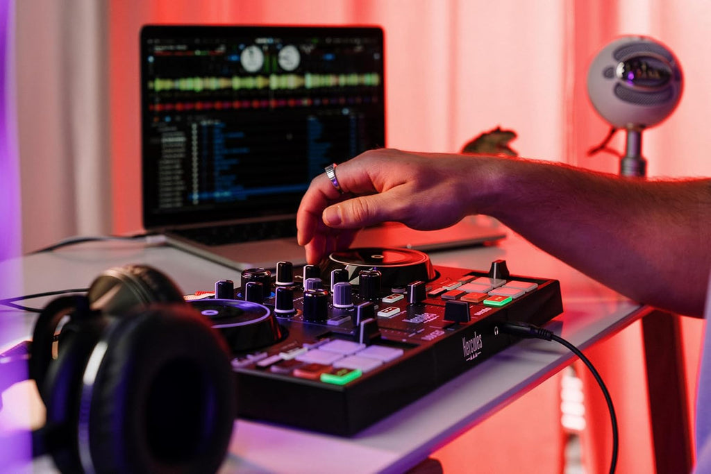 Hercules DJControl Inpulse 200 MK3 – Ideal DJ Controller to Start DJing – Software and Tutorials Included – Spotify and Apple Music streaming with Serato DJ Lite