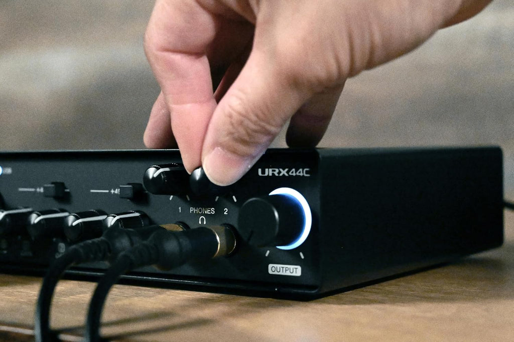 Yamaha 6-in/4-out USB-C Audio/MIDI Interface with 32-bit/192kHz Support, 4 combo and 2 Line Inputs, DSP-Powered Mixing/Effects, Steinberg Software Suite, Black URX44C