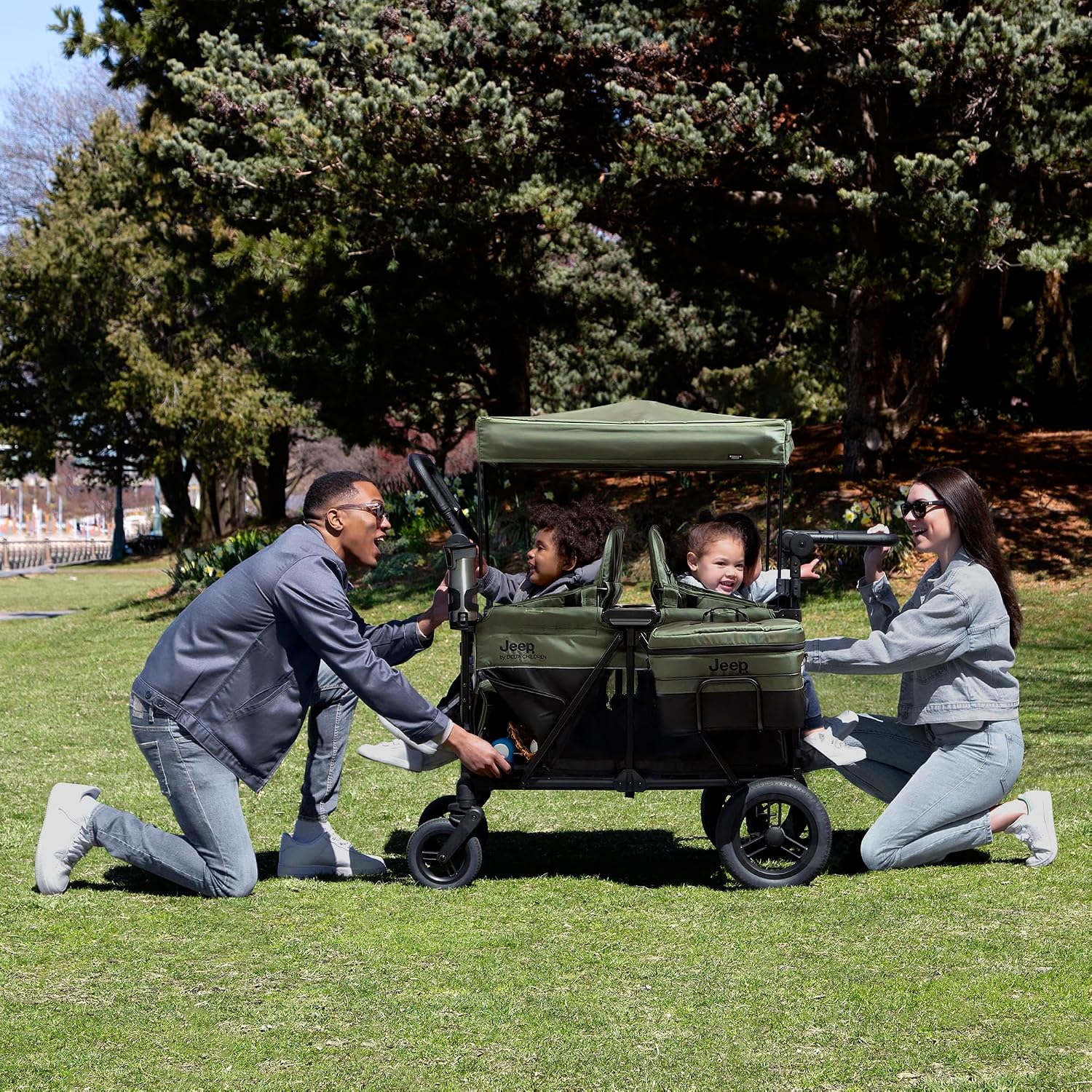 Delta Children - Jeep Wrangler Deluxe 4 Seater Stroller Wagon - Premium Quad Stroller Wagon for 4 Kids with Convertible Seats, Adjustable Push/Pull Handles, Removable Canopy & Flat Fold, Black/Green
